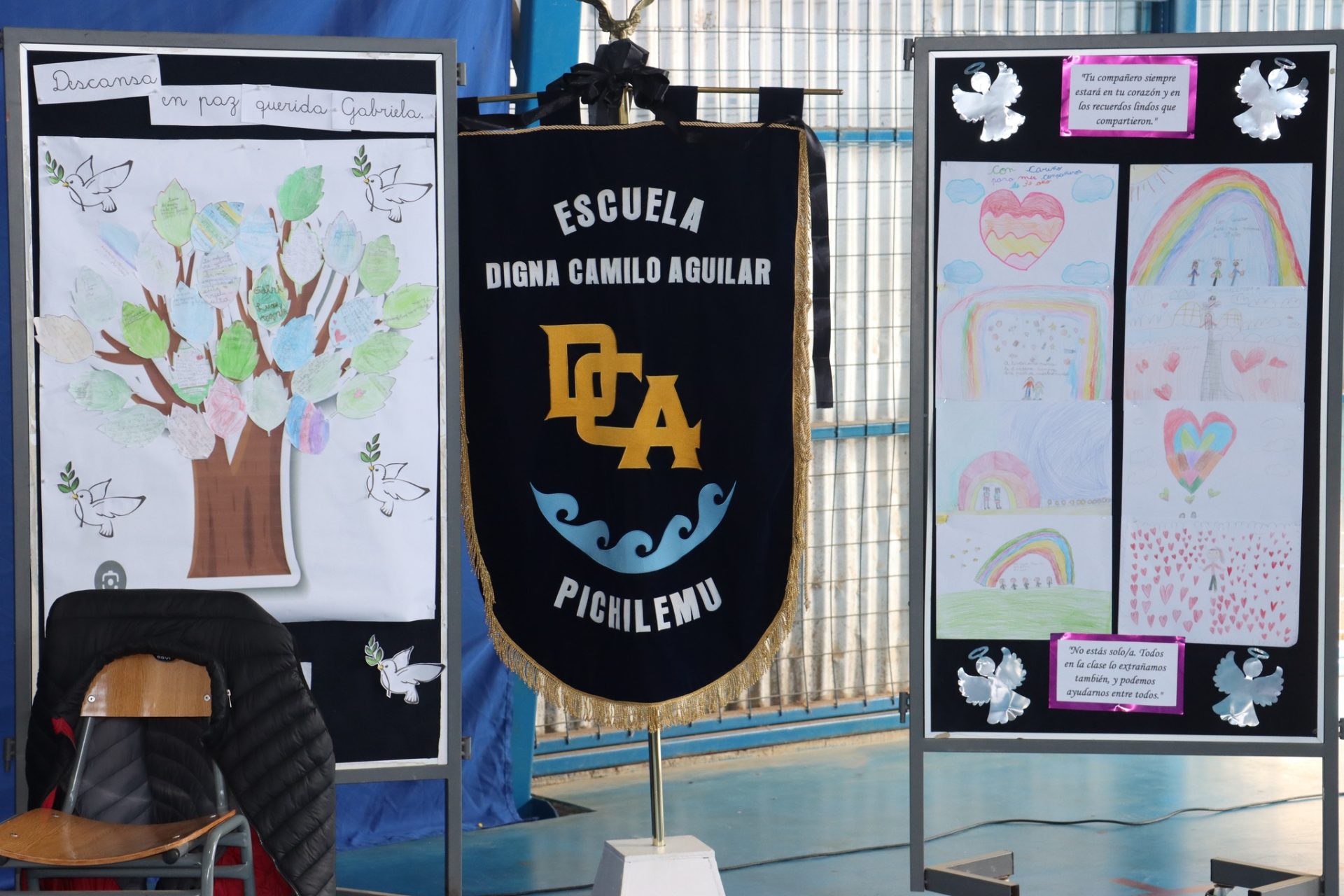 Responso en la escuela Digna Camilo Aguilar en memoria de víctimas de incendio