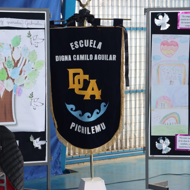 Responso en la escuela Digna Camilo Aguilar en memoria de víctimas de incendio